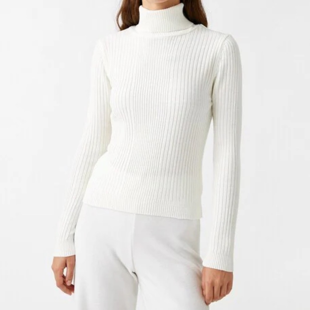 NWT Ribbed Ivory Turtle Neck